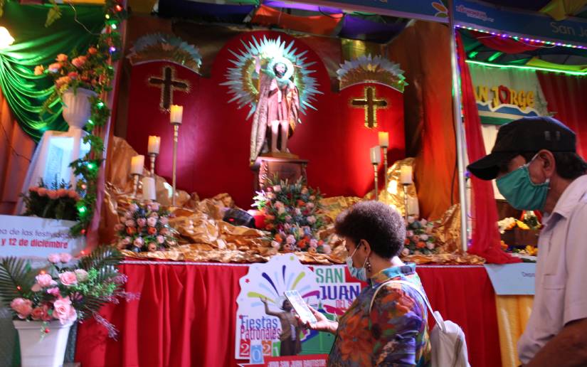 desfile-santospatronos-altares